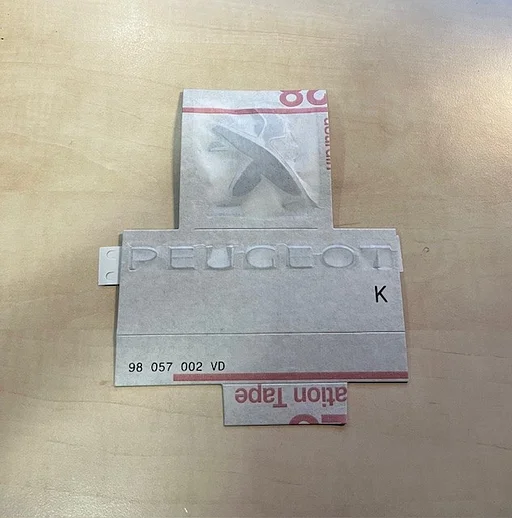 Peugeot 308 (11/13-9/21) (T9) embleem tekst ''Peugeot'' + logo ''leeuw'' achter Origineel! 98057002VD RESTPARTIJ!