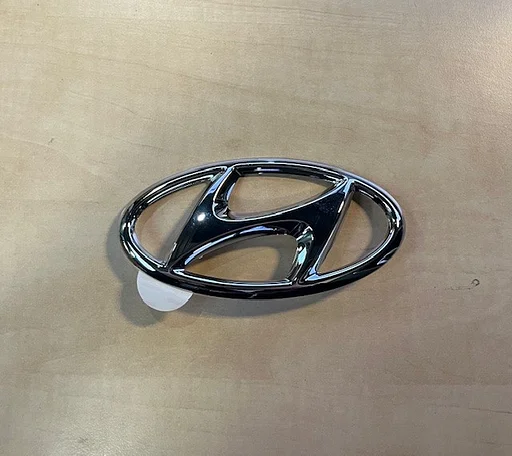 Hyundai i10 (3/20-6/23) embleem logo ''Hyundai'' achterzijde Origineel! 86300K7010 RESTPARTIJ!