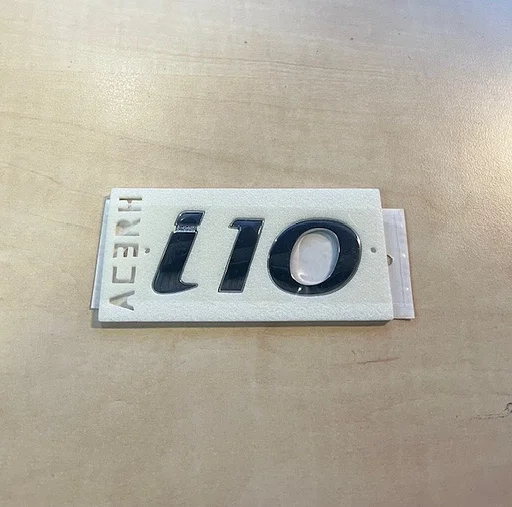 Hyundai i10 (3/20-6/23) embleem tekst ''i10'' achterzijde Origineel! 86310K7000 RESTPARTIJ!
