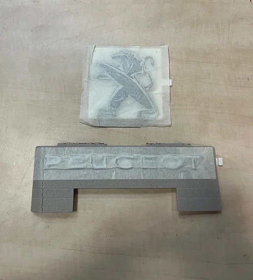 Peugeot Expert (6/16-5/24) (K0) embleem logo ''Peugeot'' (achterklep) Origineel! 98147672VD RESTPARTIJ!