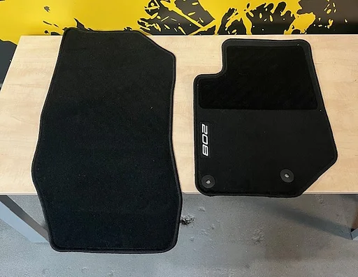 Peugeot 208 (10/19-10/23) (P21E) mattenset (2x) voorzijde (naaldvilt) tekst ''208'' Origineel! 1648526180 RESTPARTIJ!