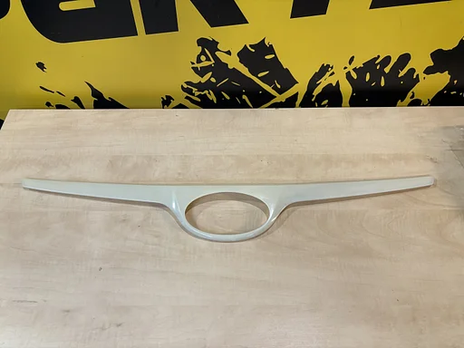 Hyundai i20 (1/8-1/12) Voorbumpergrille lijst (te spuiten) Origineel! HN2002206 RESTPARTIJ! H
