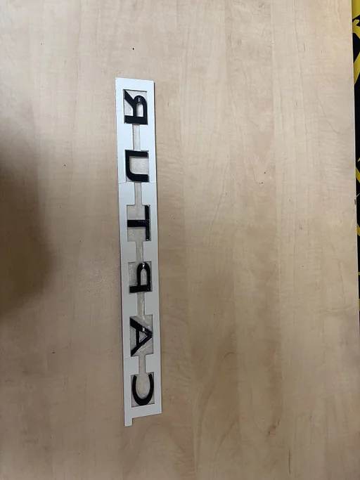 Renault Captur (4/13-12/19) Kofferembleem Origineel! 908926547R RESTPARTIJ! H