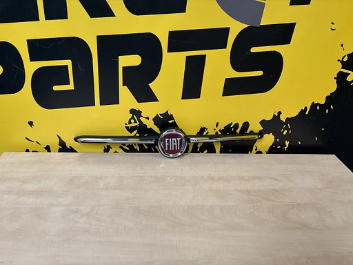 Fiat Panda (9/86-01/03) sierlijst voorbumper (incl; embleem) Origineel! 735692166 RESTPARTIJ!