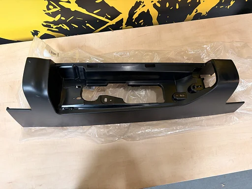 Nissan NV300 (8/16-2/22) (X82) sierlijst achterlicht Links (grijs gegranuleerd) (bij portieren 180*) Origineel! 7693400Q1B RESTPARTIJ!
