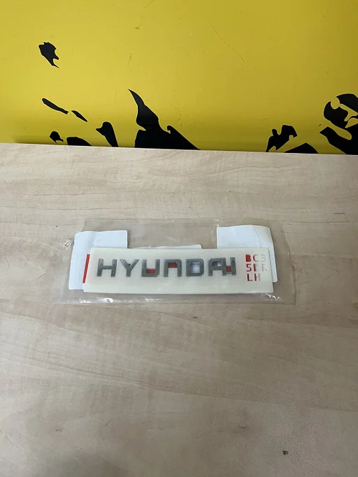 Hyundai Bayon (6/21-) embleem tekst ''Hyundai' achterzijde Origineel! HYUE06H0103 RESTPARTIJ!