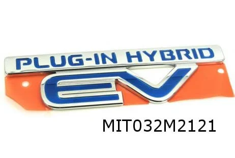 Mitsubishi Outlander voorschermembleem Links tekst ''Plug-in Hybrid EV''   Origineel!  7415A455