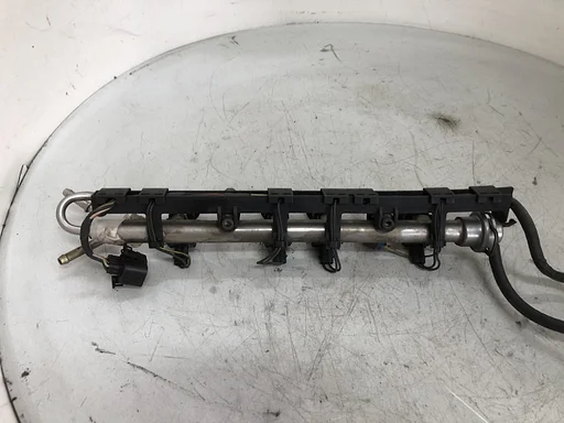 VW Golf 2.0 GTI injectorrail 037133317ab
