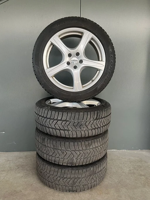 4 banden + velgen set. 235/50/R19 103H.