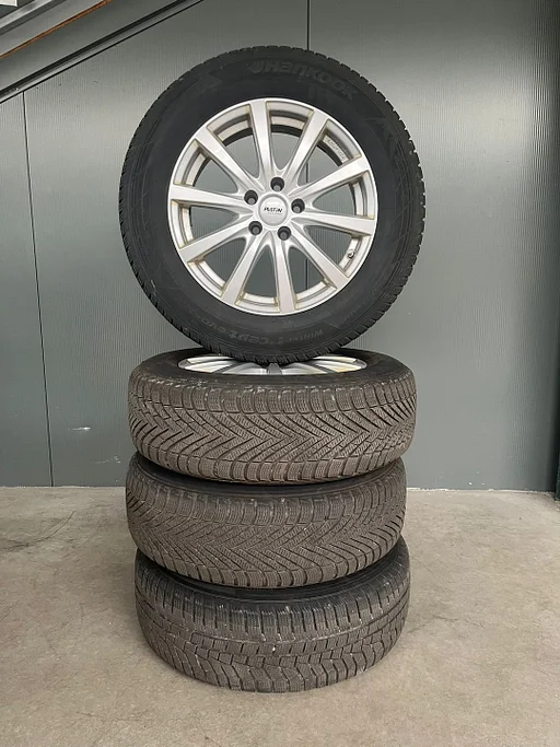4 banden + velgen set. 215/65/R17 103H.