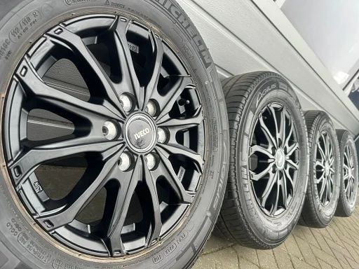 nieuwe 16 inch 6x125 Iveco Daily zwarte velgen zomerbanden