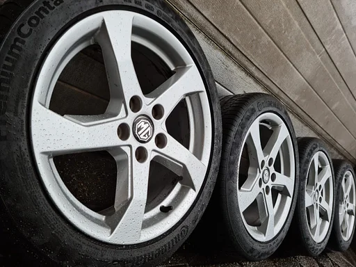 Mooie set 17 inch MG Zs EV 5 velgen Continental zomerbanden