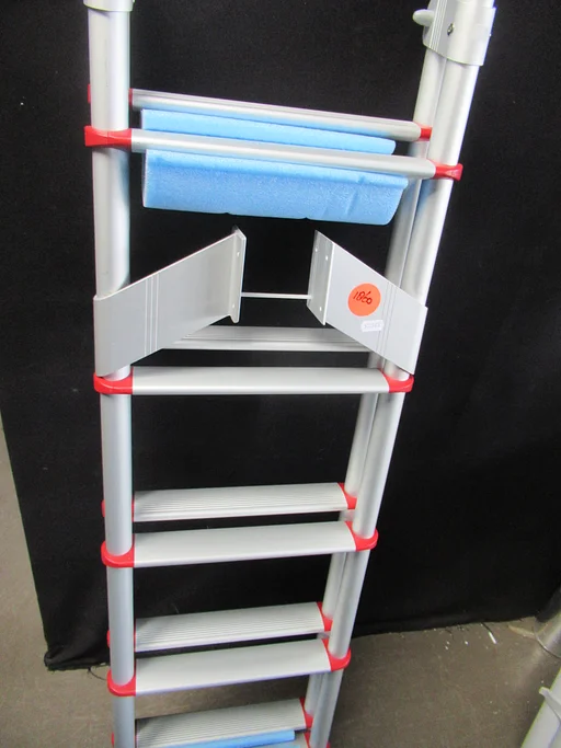 Aluminium trap , 2 delig 128 cm hoog en 34cm breed  nr. 1860