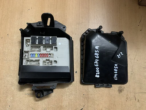 zekeringkast renault clio 3 / modus 8200674658A motorruimte