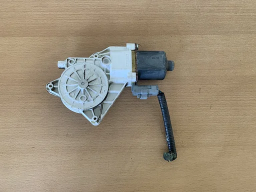 raammotor links achter nissan micra CC 2005 -2011 0130822202