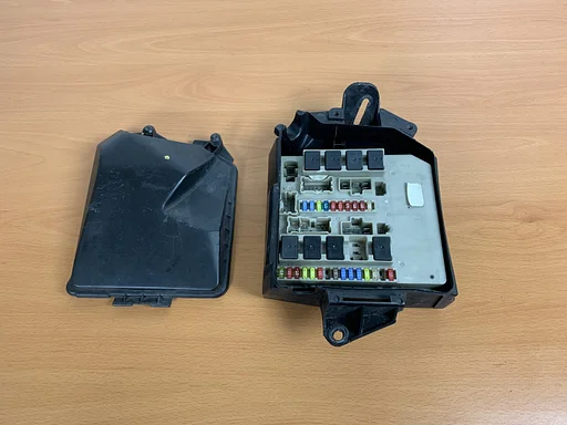 zekeringkast renault clio 3 / modus 8200194747 motorruimte