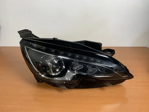 koplamp rechts peugeot 308 II 2014 tot 2012 LED 9677832380