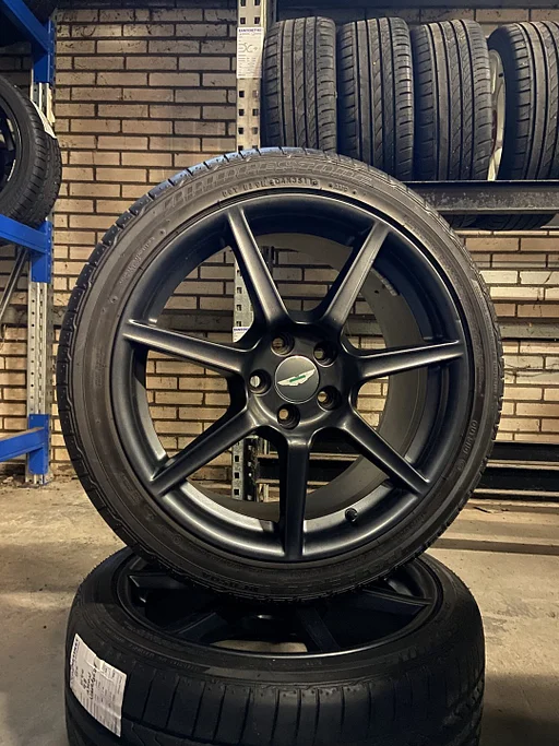 Aston Martin V8 Vantage 19” Grijs