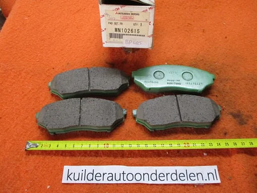 Remblokken voorzijde Mitsubishi Pajero Pinin I  Origineel Mitsubishi MN102615 BP425