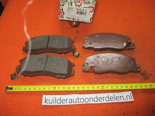 Remblokken voorzijde Toyota Previa I  Kavo Brake Parts BP9041  BP435 37399 0446528340
