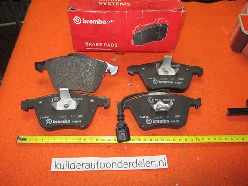 Remblokken voorzijde Audi A3 VW Golf gti r32 BP1013 Brembo P85079  1K0698151B