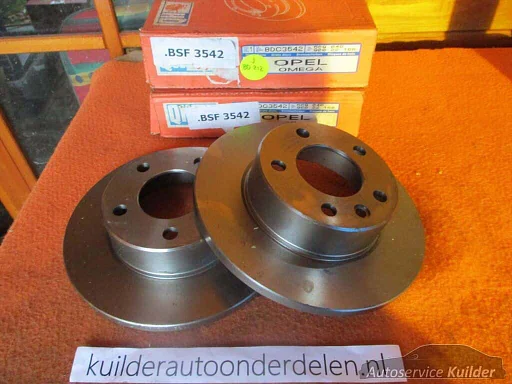 Remschijven voorzijde Opel Omega A Massief QH Nieuw