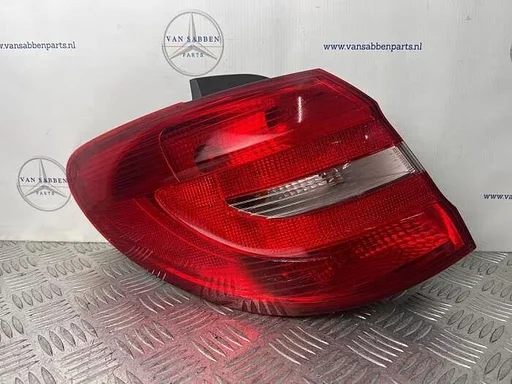 Achterlicht links van een Mercedes B-Klasse