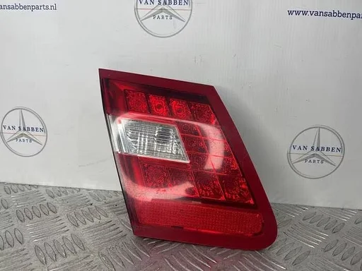 Achterlicht links van een Mercedes E-Klasse