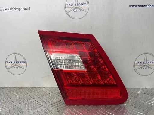 Achterlicht links van een Mercedes E-Klasse