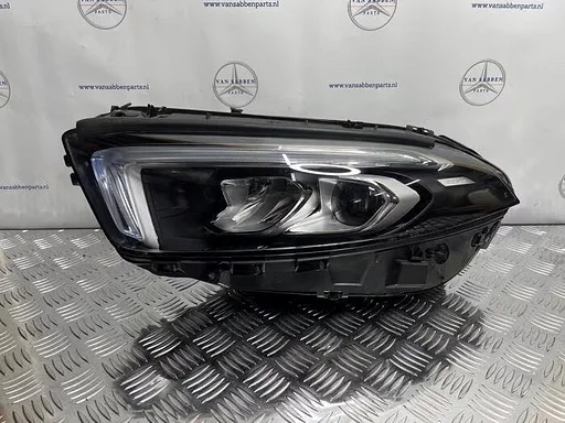 Koplamp links van een Mercedes A-Klasse