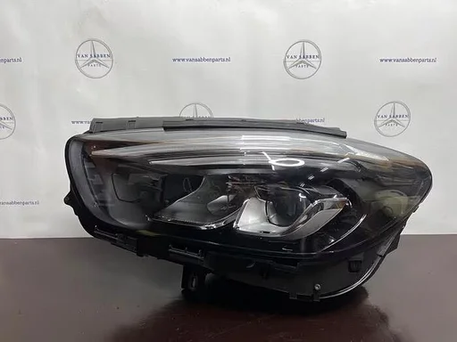Koplamp links van een Mercedes B-Klasse