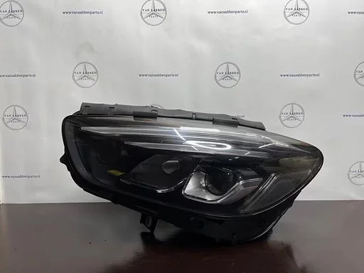 Koplamp links van een Mercedes B-Klasse