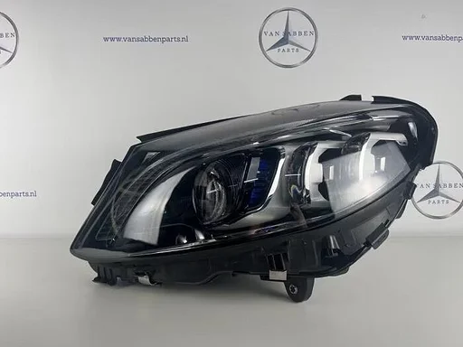 Koplamp links van een Mercedes C-Klasse