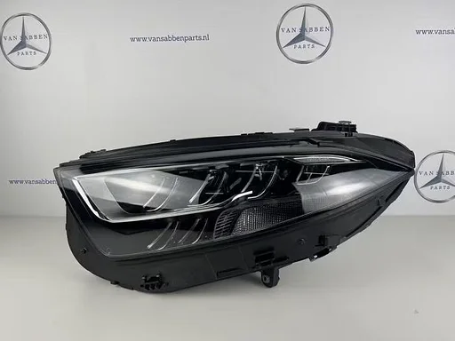 Koplamp links van een Mercedes CLS-Klasse