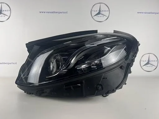 Koplamp links van een Mercedes E-Klasse