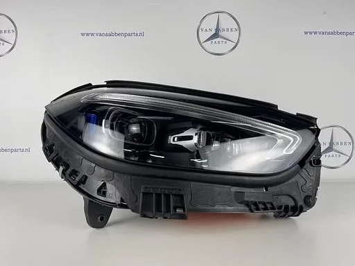 Koplamp rechts van een Mercedes C-Klasse