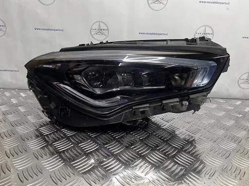 Koplamp rechts van een Mercedes CLA