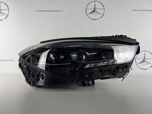Koplamp rechts van een Mercedes CLA
