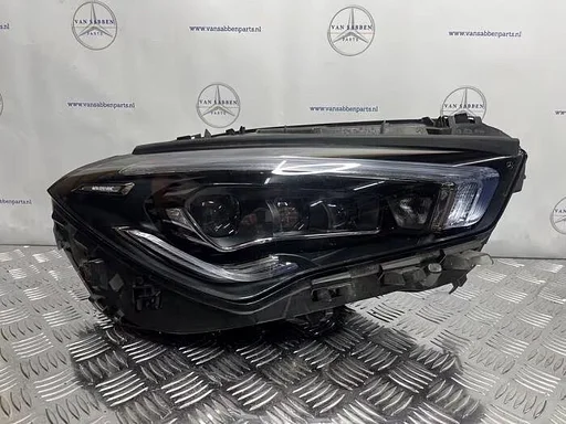 Koplamp rechts van een Mercedes CLA