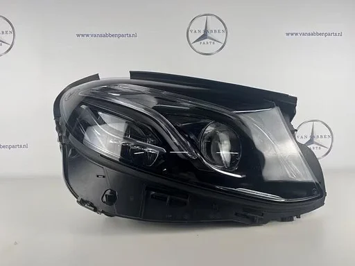 Koplamp rechts van een Mercedes E-Klasse