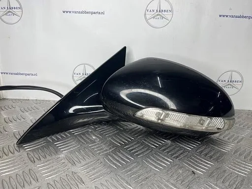 Buitenspiegel links van een Mercedes CL