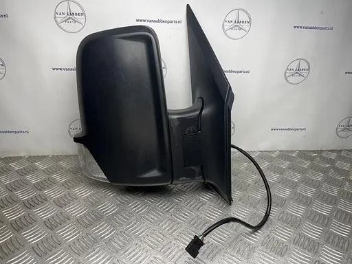 Buitenspiegel rechts van een Mercedes Sprinter