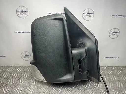 Buitenspiegel rechts van een Mercedes Sprinter