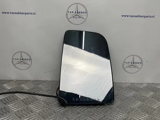 Spiegelglas rechts van een Mercedes Sprinter