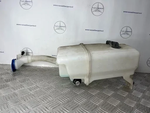 Ruitensproeiertank voor van een Mercedes CLA