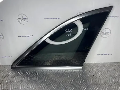 Driehoeks Ruit rechts-achter van een Mercedes GLC-Klasse