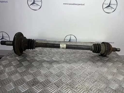 Aandrijfas links-achter van een Mercedes C-Klasse