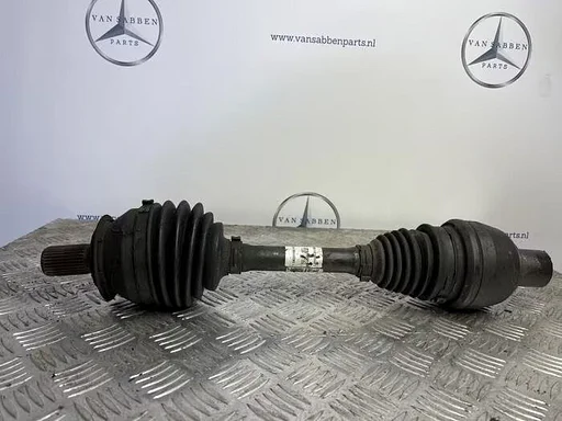 Aandrijfas rechts-voor van een Mercedes CLA