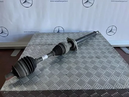 Aandrijfas rechts-voor van een Mercedes GLA