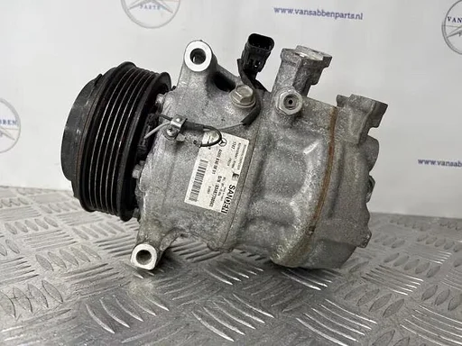 Aircopomp van een Mercedes Vito